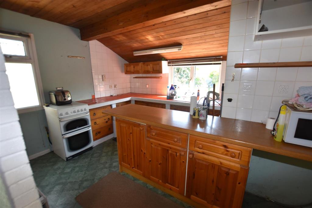 Lot: 34 - HOUSE FOR UPDATING WITH PARKING, GARDENS AND DETACHED GARAGE WITH POTENTIAL - Kitchen area
